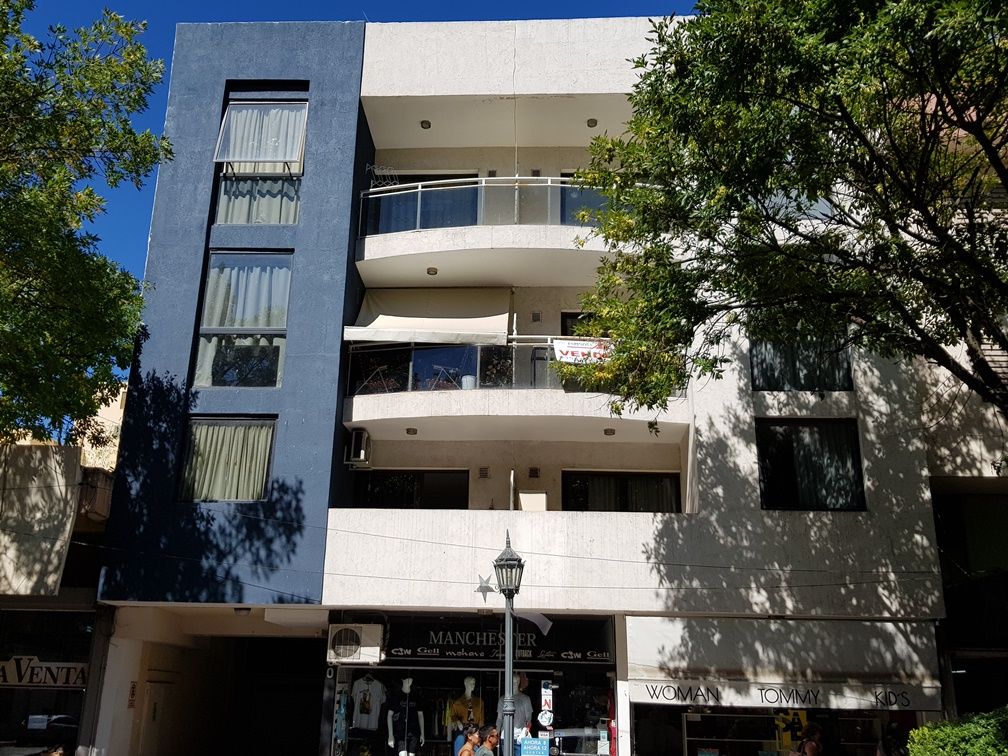 MUY BELLO DEPARTAMENTO EN VENTA EN CARLOS PAZ, CÉNTRICO, AL FRENTE CON BALCÓN A LA CALLE. 2 Dormitorios, baño + toilette