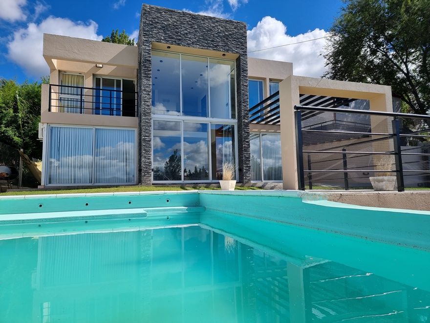 EXCELENTE CASA EN VENTA EN VILLA CARLOS PAZ, 2 DORMITORIOS, PILETA, VISTA PANORÁMICA, 4 AÑOS DE ANTIGÜEDAD