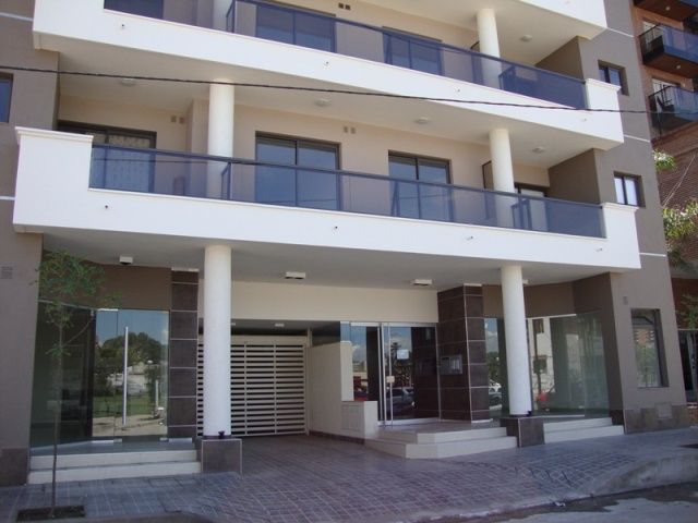 MUY LINDO LOCAL EN VENTA EN VILLA CARLOS PAZ, ZONA COSTANERA CENTRO, A 4 CUADRAS DE PEATONAL, FRENTE A LA PLAZA DE ZONA ZEBRA CLUB.