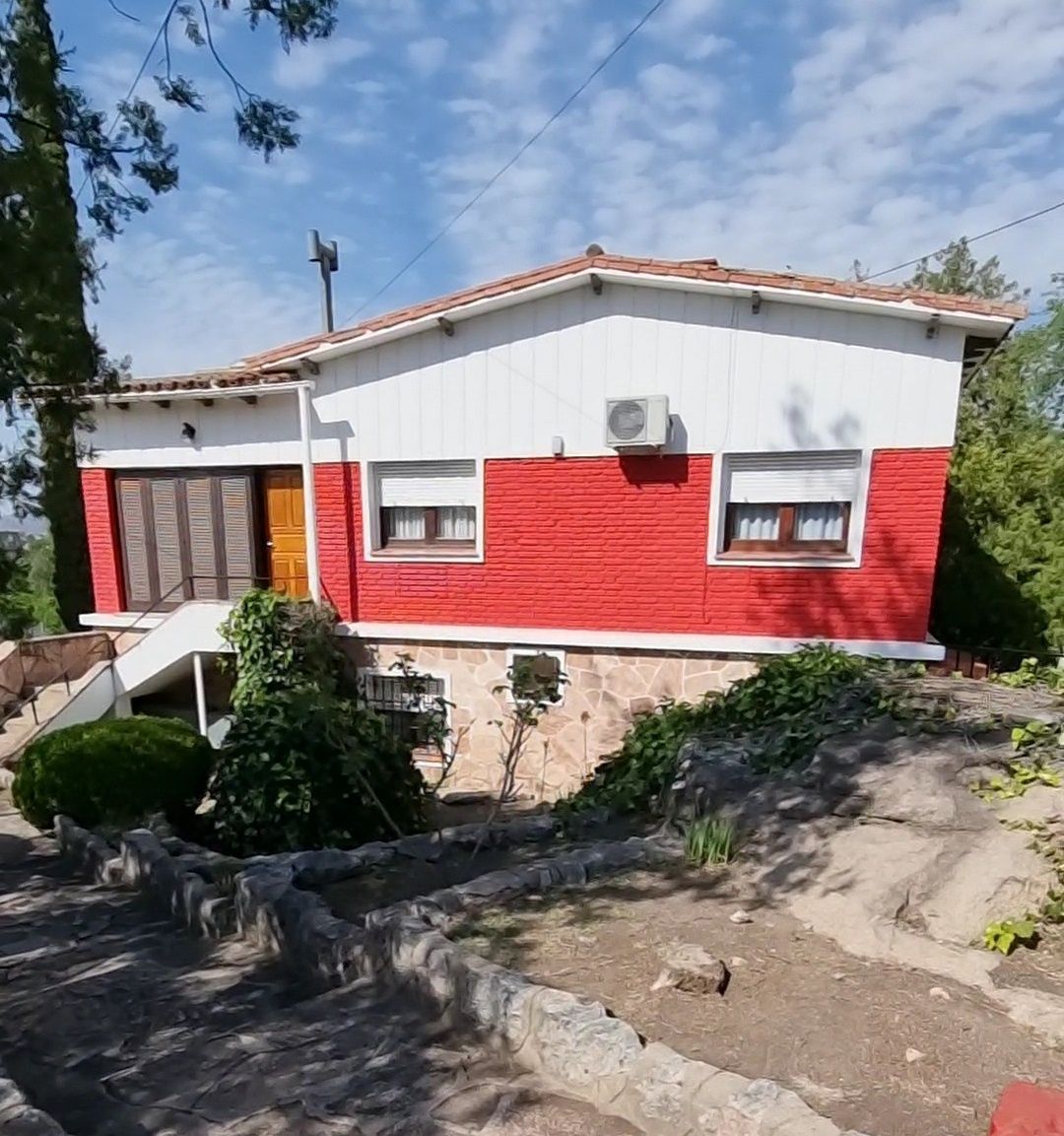 LINDA CASA EN CARLOS PAZ EN VENTA, CON 2.100 MT2 DE TERRENO A 12 CUADRAS DEL CENTRO, Gran Oportunidad, Bella Inversión !