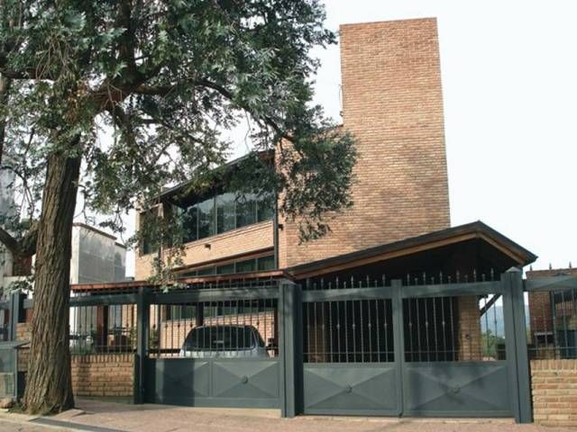 MUY BUENA CASA EN VENTA, EN BARRIO RESIDENCIAL VILLA DEL LAGO, CON PILETA Y VISTA AL LAGO