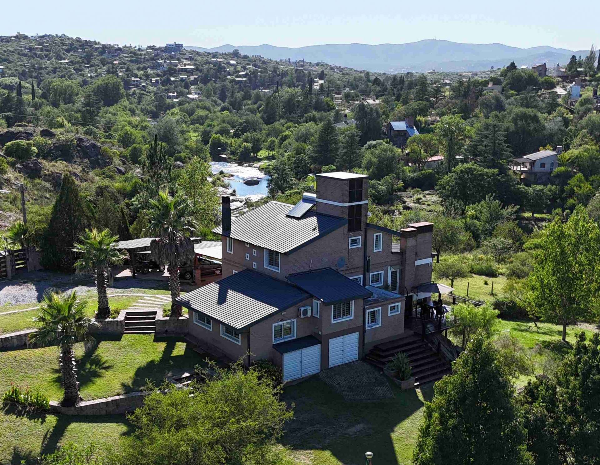 BELLÍSIMA CASA EN VENTA EN ESTANCIA VIEJA, A 2 CUADRAS DEL RIO BALNEARIO, UN LUGAR DE SIERRAS Y RELAX. GRAN PARQUE DE 2.760 mt2