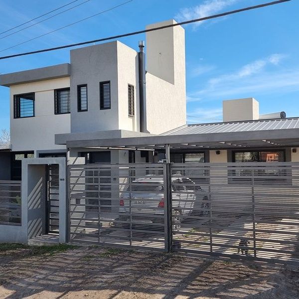 HERMOSA CASA EN VENTA EN SAN ANTONIO DE ARREDONDO, CON PILETA, QUINCHO, 4 DORMITORIOS, 3 BAÑOS. BELLA BELLA. ALTA CALIDAD