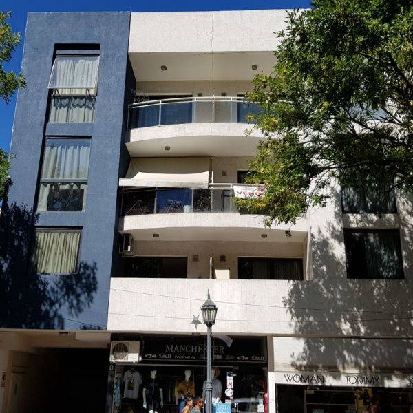 MUY BELLO DEPARTAMENTO EN VENTA EN CARLOS PAZ, CÉNTRICO, AL FRENTE CON BALCÓN A LA CALLE. 2 Dormitorios, baño + toilette