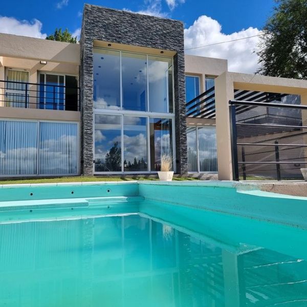 EXCELENTE CASA EN VENTA EN VILLA CARLOS PAZ, 2 DORMITORIOS, PILETA, VISTA PANORÁMICA, 4 AÑOS DE ANTIGÜEDAD