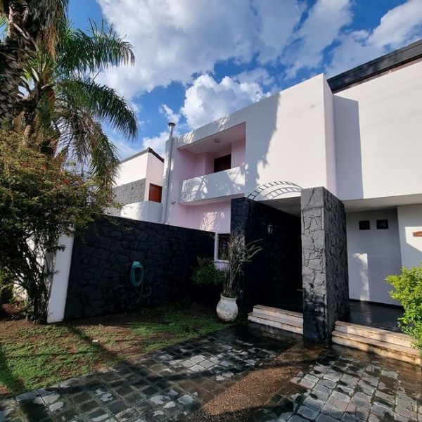 FABULOSA CASA EN VILLA CARLOS PAZ, Bº COSTA AZUL, CON PILETA CLIMATIZADA CUBIERTA, CANCHA DE SQUASH, Gas Natural !