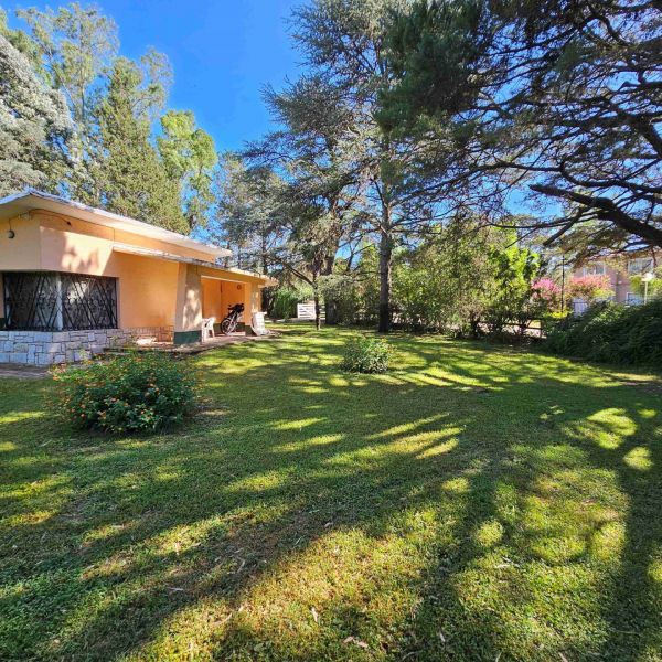 CASA EN VENTA EN PARQUE SIQUIMAN A 100 MTS DE LA RUTA 38. HERMOSO ENTORNO Y GRAN PARQUE