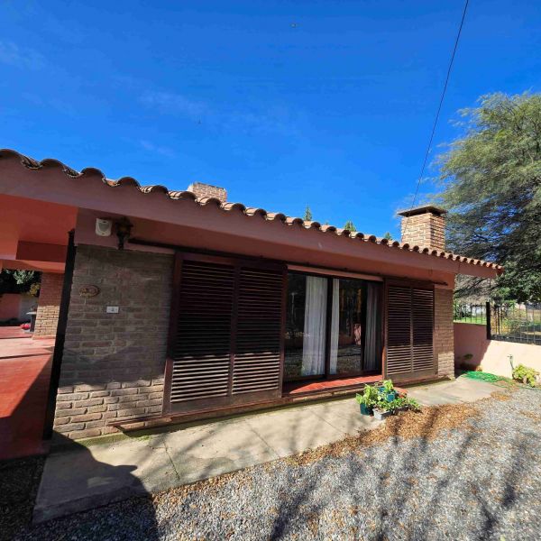 ESTABAS BUSCANDO ESTA CASA EN CARLOS PAZ - VENTA, EN OPORTUNIDAD, A 1 CUADRA DEL RÍO - PLAYAS DE ORO