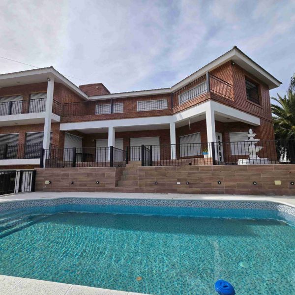 EXCELENTE CASA EN VENTA EN VILLA CARLOS PAZ, BARRIO COSTA AZUL, 4 Dormitorios, Vista Panorámica, Calidad y Diseño