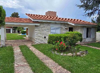 BELLA CASA EN VENTA EN CARLOS, CON PILETA, GAS NATURAL, BARRIO Miguel Muñoz
