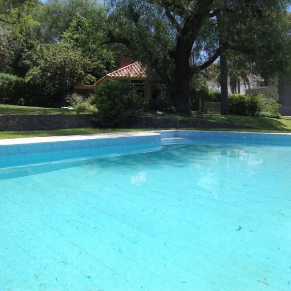 MUY BUENA CASA EN VENTA EN CARLOS PAZ, CON COSTA AL LAGO, ZONA PRIVILEGIADA. BARRIO COSTA AZUL