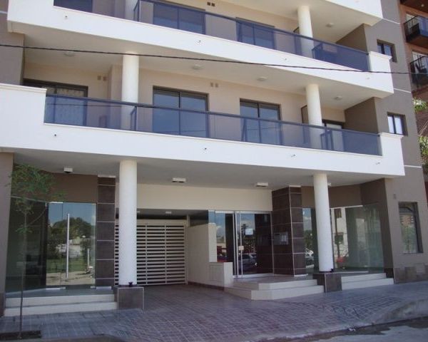 MUY LINDO LOCAL EN VENTA EN VILLA CARLOS PAZ, ZONA COSTANERA CENTRO, A 4 CUADRAS DE PEATONAL, FRENTE A LA PLAZA DE ZONA ZEBRA CLUB.