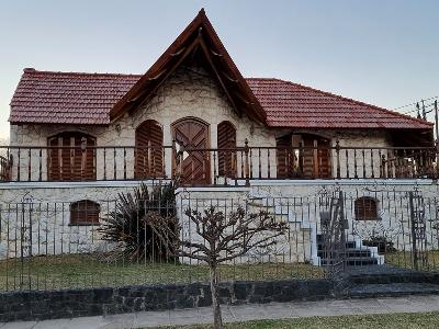 Oportunidad ! BELLISIMA CASA DE CATEGORÍA EN VENTA EN CARLOS PAZ, FRENTE AL RÍO, TODOS LOS SERVICIOS. LAS ENSENADAS