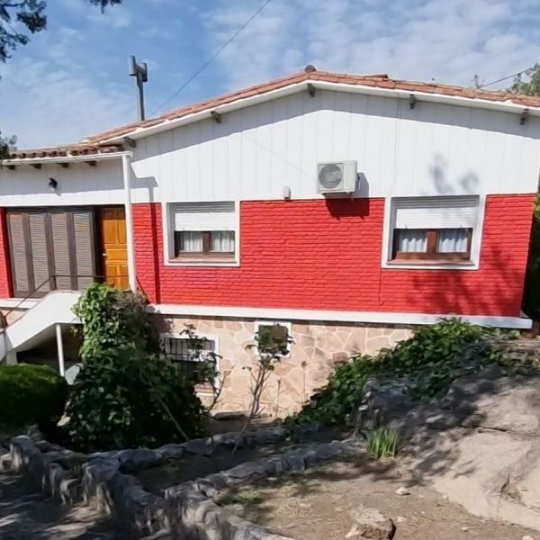 LINDA CASA EN CARLOS PAZ EN VENTA, CON 2.100 MT2 DE TERRENO A 12 CUADRAS DEL CENTRO, Gran Oportunidad, Bella Inversión !