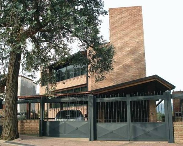 MUY BUENA CASA EN VENTA, EN BARRIO RESIDENCIAL VILLA DEL LAGO, CON PILETA Y VISTA AL LAGO