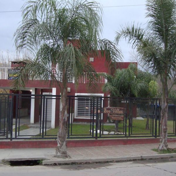 MUY LINDA CASA EN VENTA EN VILLA CARLOS PAZ, CON PILETA Y AMPLIO PARQUE. Todos los Servicios.