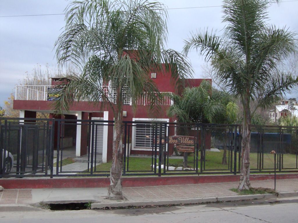 MUY LINDA CASA EN VENTA EN VILLA CARLOS PAZ, CON PILETA Y AMPLIO PARQUE. Todos los Servicios.