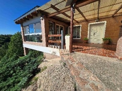 BELLÍSIMA CASA EN VENTA EN ESTANCIA VIEJA, A 2 CUADRAS DEL RIO BALNEARIO, UN LUGAR DE SIERRAS Y RELAX. GRAN PARQUE DE 2.760 mt2