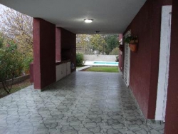 MUY LINDA CASA EN VENTA EN VILLA CARLOS PAZ, CON PILETA Y AMPLIO PARQUE. Todos los Servicios.