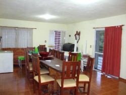 MUY LINDA CASA EN VENTA EN VILLA CARLOS PAZ, CON PILETA Y AMPLIO PARQUE. Todos los Servicios.