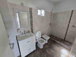 BELLA OPORTUNIDAD ! Departamento en venta en Villa Carlos Paz, EDIFICIO FINCAS DEL LAGO 2. frente con balcón, cochera incl.