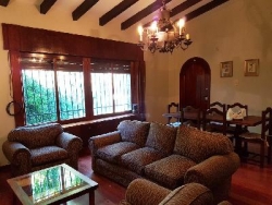 MUY BUENA CASA EN VENTA EN CARLOS PAZ, CON COSTA AL LAGO, ZONA PRIVILEGIADA. BARRIO COSTA AZUL