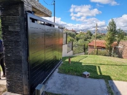 EXCELENTE CASA EN VENTA EN VILLA CARLOS PAZ, 2 DORMITORIOS, PILETA, VISTA PANORÁMICA, 4 AÑOS DE ANTIGÜEDAD