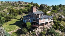 BELLÍSIMA CASA EN VENTA EN ESTANCIA VIEJA, A 2 CUADRAS DEL RIO BALNEARIO, UN LUGAR DE SIERRAS Y RELAX. GRAN PARQUE DE 2.760 mt2