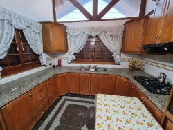 Oportunidad ! BELLISIMA CASA DE CATEGORÍA EN VENTA EN CARLOS PAZ, FRENTE AL RÍO, TODOS LOS SERVICIOS. LAS ENSENADAS