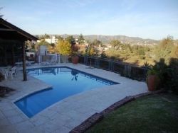 MUY BUENA CASA EN VENTA, EN BARRIO RESIDENCIAL VILLA DEL LAGO, CON PILETA Y VISTA AL LAGO