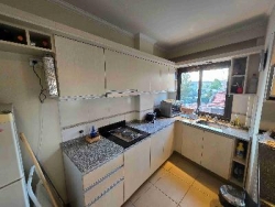 EXCELENTE DEPARTAMENTO EN VENTA EN CARLOS PAZ, 2 DORMITORIOS, FRENTE CON BALCÓN A LA CALLE + Patio Propio. EDIFICIO OLIVOS 4