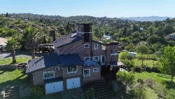 BELLÍSIMA CASA EN VENTA EN ESTANCIA VIEJA, A 2 CUADRAS DEL RIO BALNEARIO, UN LUGAR DE SIERRAS Y RELAX. GRAN PARQUE DE 2.760 mt2