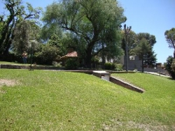 MUY BUENA CASA EN VENTA EN CARLOS PAZ, CON COSTA AL LAGO, ZONA PRIVILEGIADA. BARRIO COSTA AZUL