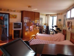 MUY BUENA CASA EN VENTA, EN BARRIO RESIDENCIAL VILLA DEL LAGO, CON PILETA Y VISTA AL LAGO