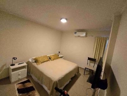 EXCELENTE DEPARTAMENTO EN VENTA EN CARLOS PAZ, 2 DORMITORIOS, FRENTE CON BALCÓN A LA CALLE + Patio Propio. EDIFICIO OLIVOS 4