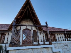 Oportunidad ! BELLISIMA CASA DE CATEGORÍA EN VENTA EN CARLOS PAZ, FRENTE AL RÍO, TODOS LOS SERVICIOS. LAS ENSENADAS