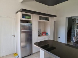 HERMOSA CASA EN VENTA EN SAN ANTONIO DE ARREDONDO, CON PILETA, QUINCHO, 4 DORMITORIOS, 3 BAÑOS. BELLA BELLA. ALTA CALIDAD