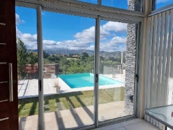 EXCELENTE CASA EN VENTA EN VILLA CARLOS PAZ, 2 DORMITORIOS, PILETA, VISTA PANORÁMICA, 4 AÑOS DE ANTIGÜEDAD
