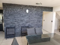 EXCELENTE CASA EN VENTA EN VILLA CARLOS PAZ, 2 DORMITORIOS, PILETA, VISTA PANORÁMICA, 4 AÑOS DE ANTIGÜEDAD