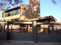 MUY BUENA CASA EN VENTA, EN BARRIO RESIDENCIAL VILLA DEL LAGO, CON PILETA Y VISTA AL LAGO