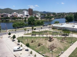 MUY LINDO LOCAL EN VENTA EN VILLA CARLOS PAZ, ZONA COSTANERA CENTRO, A 4 CUADRAS DE PEATONAL, FRENTE A LA PLAZA DE ZONA ZEBRA CLUB.