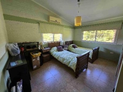 BELLÍSIMA CASA EN VENTA EN ESTANCIA VIEJA, A 2 CUADRAS DEL RIO BALNEARIO, UN LUGAR DE SIERRAS Y RELAX. GRAN PARQUE DE 2.760 mt2