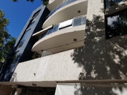 MUY BELLO DEPARTAMENTO EN VENTA EN CARLOS PAZ, CÉNTRICO, AL FRENTE CON BALCÓN A LA CALLE. 2 Dormitorios, baño + toilette