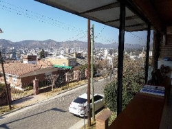 EXCELENTE CASA EN VENTA EN VILLA CARLOS PAZ, BARRIO ALTAMENTE RESIDENCIAL CON VISTA PANORÁMICA