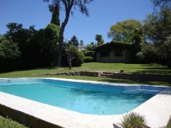 MUY BUENA CASA EN VENTA EN CARLOS PAZ, CON COSTA AL LAGO, ZONA PRIVILEGIADA. BARRIO COSTA AZUL