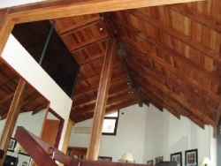 MUY BUENA CASA EN VENTA, EN BARRIO RESIDENCIAL VILLA DEL LAGO, CON PILETA Y VISTA AL LAGO