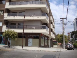EXCELENTE DEPARTAMENTO EN VENTA EN CARLOS PAZ, 2 DORMITORIOS, FRENTE CON BALCÓN A LA CALLE + Patio Propio. EDIFICIO OLIVOS 4