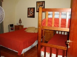 MUY LINDA CASA EN VENTA EN VILLA CARLOS PAZ, CON PILETA Y AMPLIO PARQUE. Todos los Servicios.