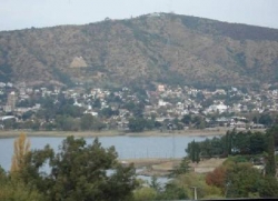 MUY BUENA CASA EN VENTA, EN BARRIO RESIDENCIAL VILLA DEL LAGO, CON PILETA Y VISTA AL LAGO