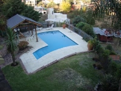 MUY BUENA CASA EN VENTA, EN BARRIO RESIDENCIAL VILLA DEL LAGO, CON PILETA Y VISTA AL LAGO